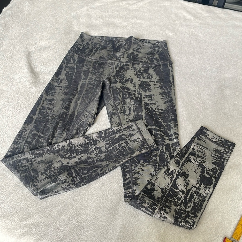 Lululemon Metallic Silver and Black Print Pattern Wunder Under Size 6 28” inseam - Picture 6 of 11